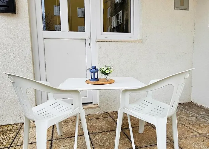 One-bedroom Apartment, 10min From The Center Appartamento