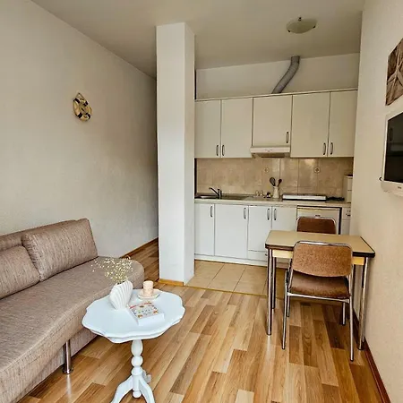 One-bedroom Apartment, 10min From The Center Apartman
